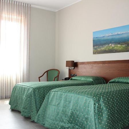 Hotel Il Grappolo D'Oro Monforte dʼAlba Exterior foto