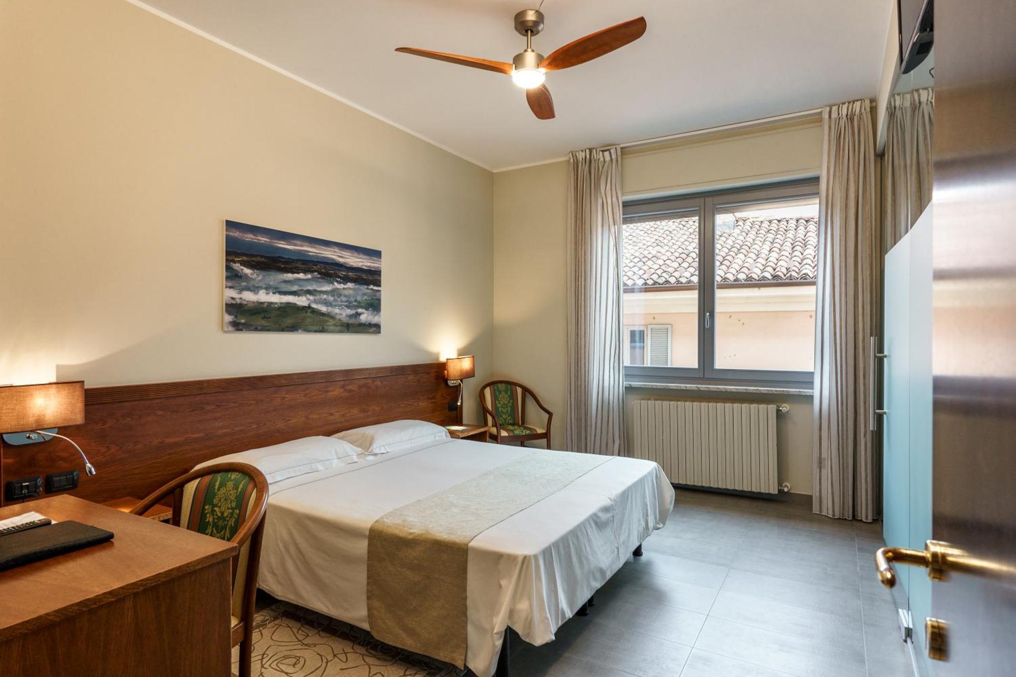Hotel Il Grappolo D'Oro Monforte dʼAlba Exterior foto
