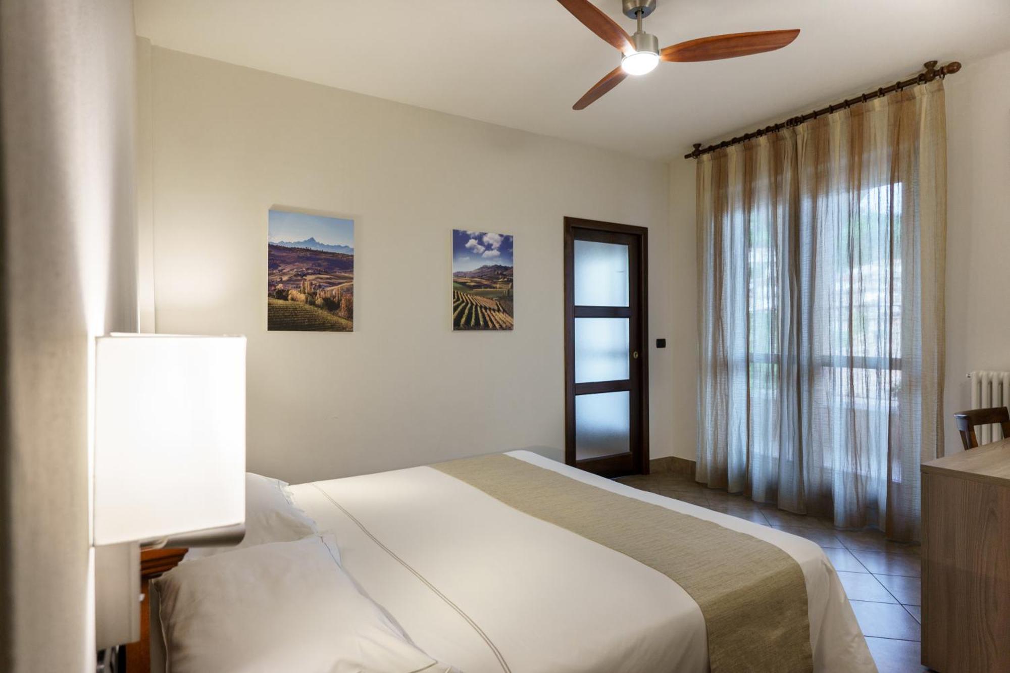 Hotel Il Grappolo D'Oro Monforte dʼAlba Exterior foto